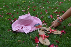 Sandalias de MariPaz, pulseras redondas de Binba y Lola, pulsera de Hipanema, pamela rosa.